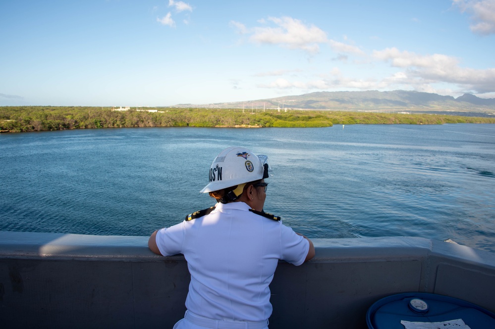 USS Carl Vinson (CVN 70) Sailors Man the Rails in Pearl Harbor, Hawaii