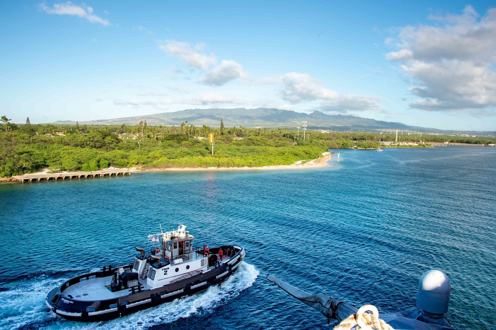 USS Carl Vinson (CVN 70) Sailors Man the Rails in Pearl Harbor, Hawaii