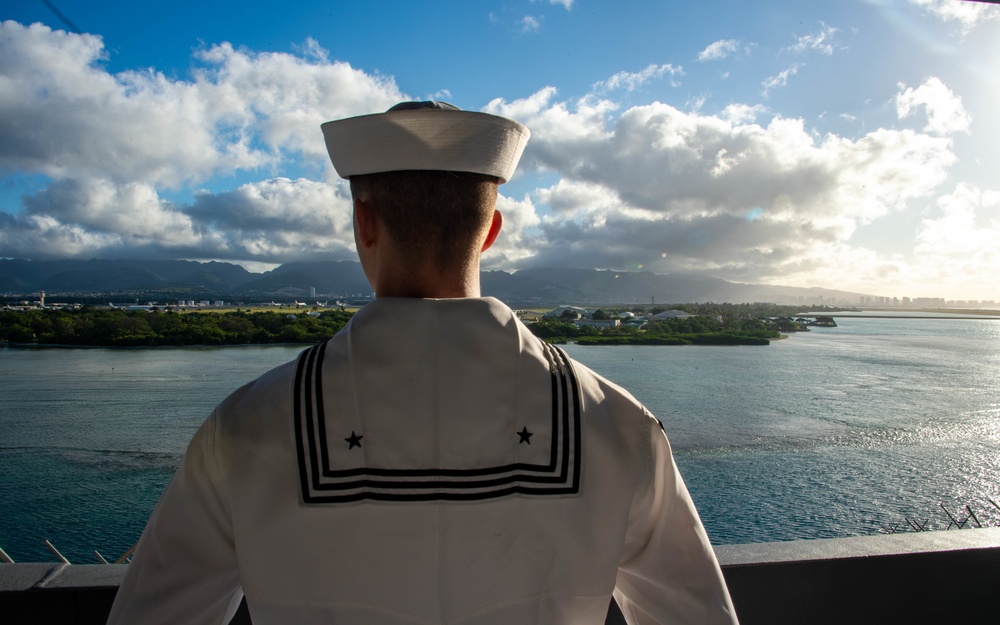 USS Carl Vinson (CVN 70) Arrives at Pearl Harbor