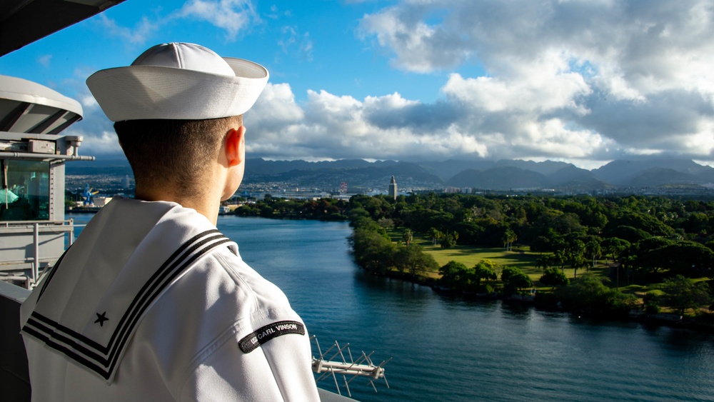 USS Carl Vinson (CVN 70) Arrives at Pearl Harbor