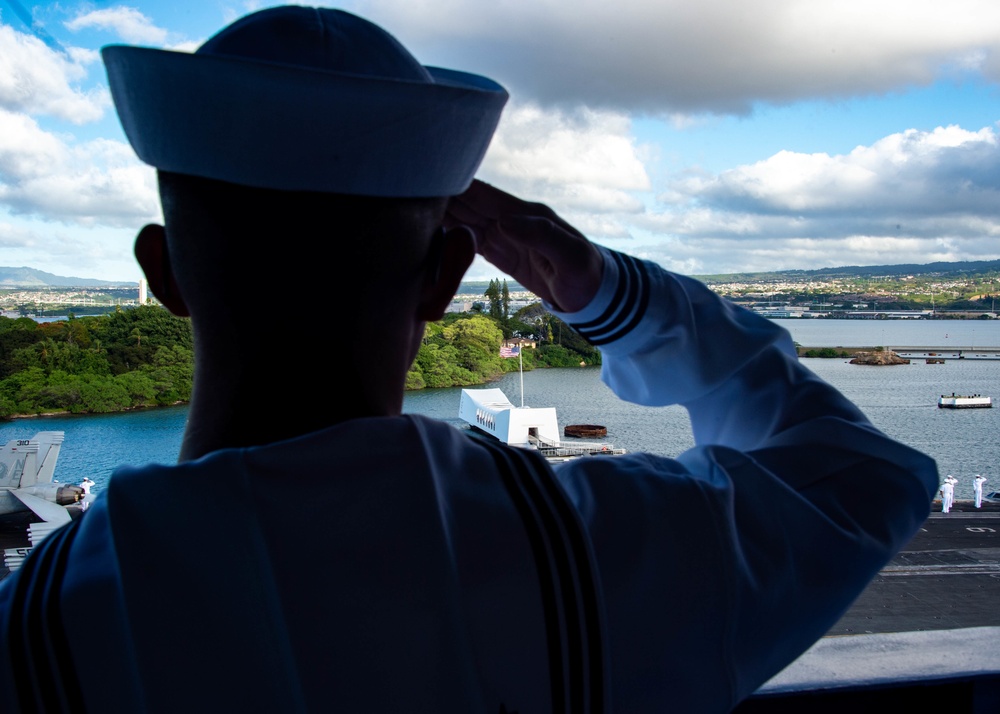 USS Carl Vinson (CVN 70) Pulls Into Pearl Harbor