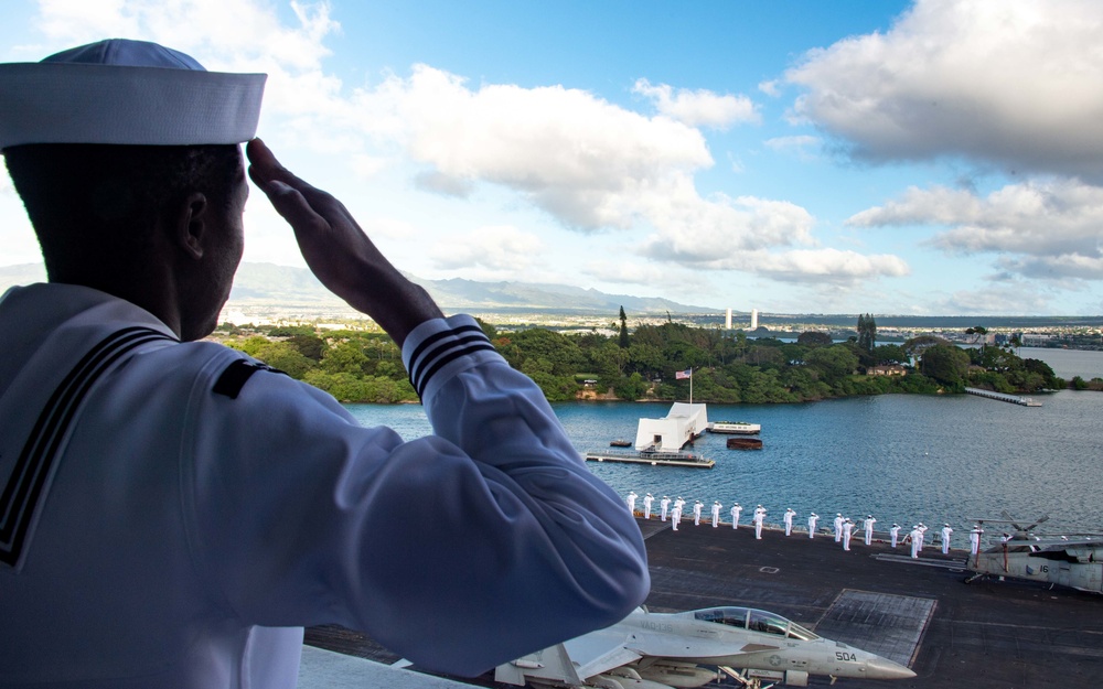 USS Carl Vinson (CVN 70) Pulls Into Pearl Harbor