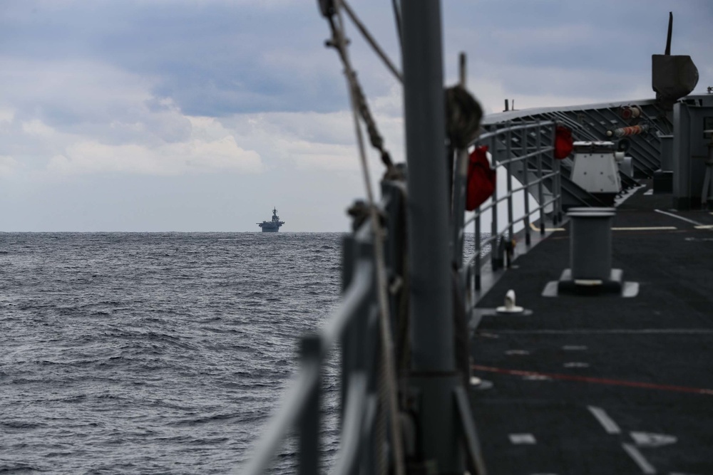 Mobile Bay sails in formation during exercise Noble Fusion