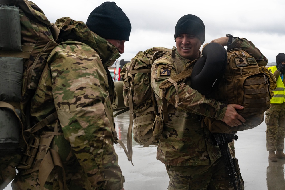 435th AGOW and 521st AMOW receive 82nd Airborne Division in Poland