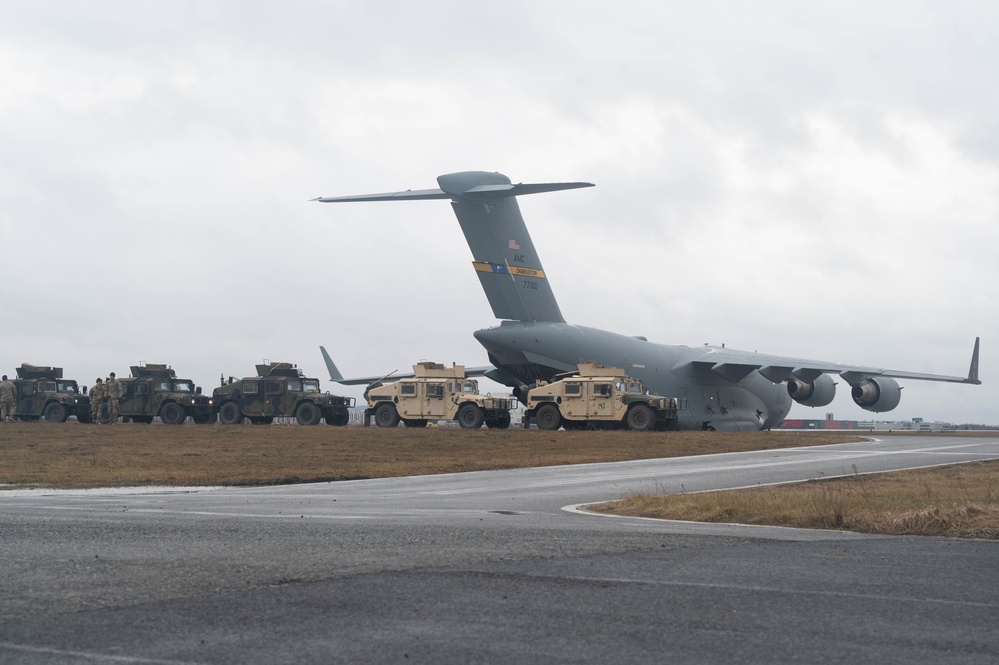 435th AGOW and 521st AMOW receive 82nd Airborne Division in Poland