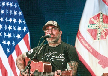 Aaron Lewis salutes Soldiers with free concert at Warrior Zone