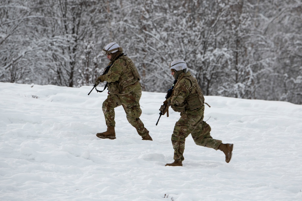 'Denali’ paratroopers conduct squad live-fire training