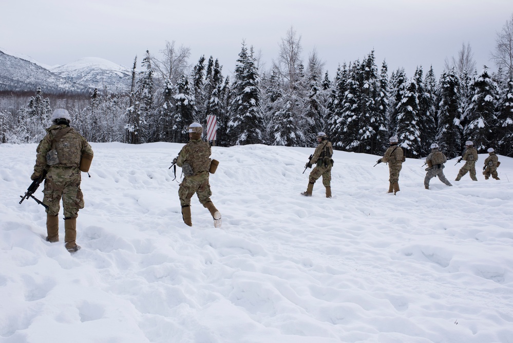 'Denali’ paratroopers conduct squad live-fire training