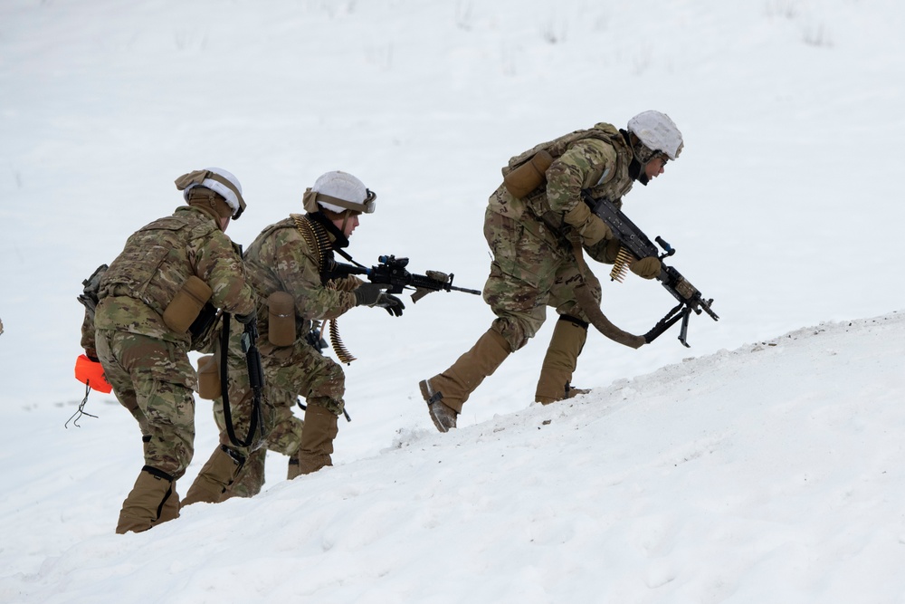 'Denali’ paratroopers conduct squad live-fire training