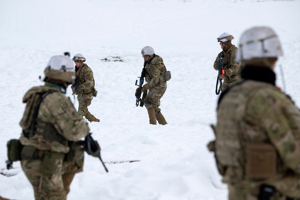 'Denali’ paratroopers conduct squad live-fire training
