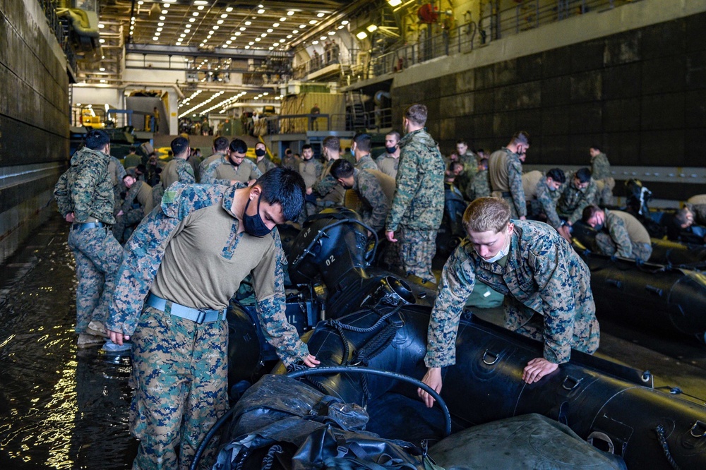 USS Green Bay (LPD 20) Conducts Well Deck Operations