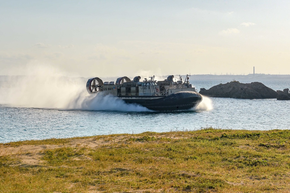 USS Green Bay (LPD 20) Conducts Landing Craft Air Cushion (LCAC) Operations