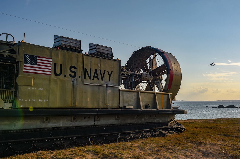 USS Green Bay (LPD 20) Conducts Landing Craft Air Cushion (LCAC) Operations