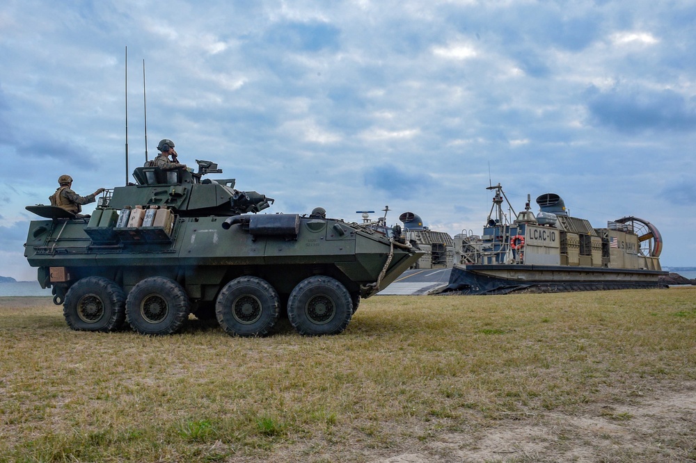 USS Green Bay (LPD 20) Conducts Landing Craft Air Cushion (LCAC) Operations