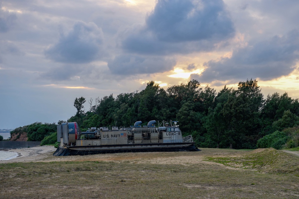 USS Green Bay (LPD 20) Conducts Landing Craft Air Cushion (LCAC) Operations