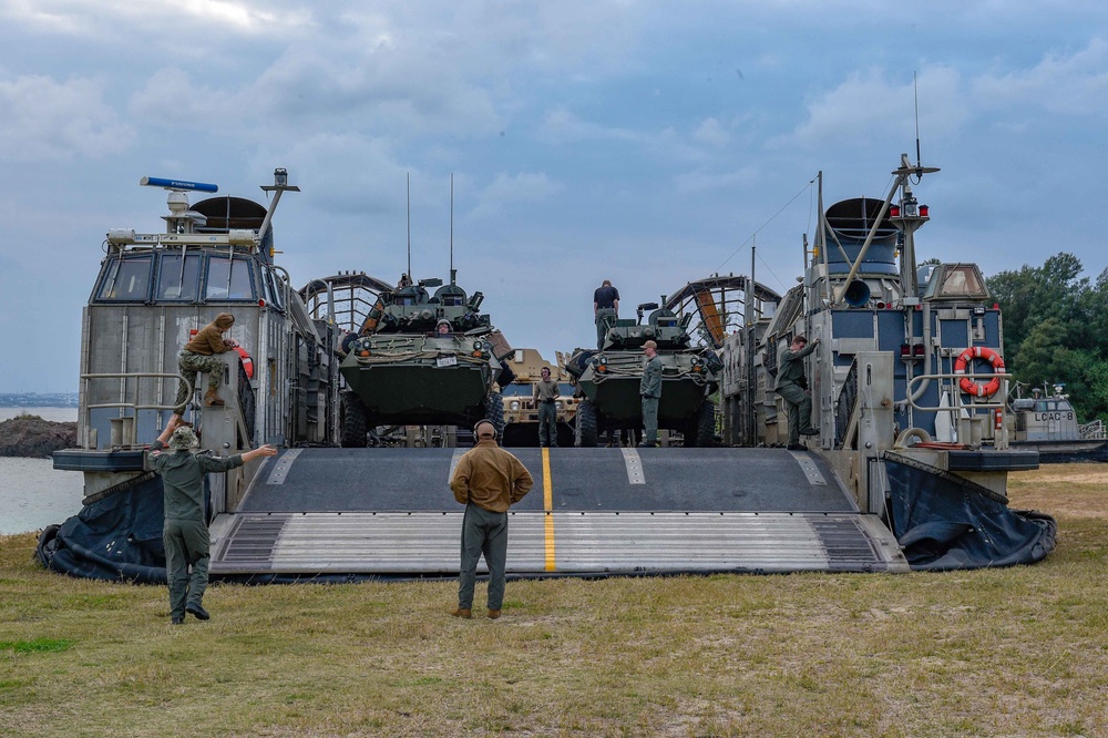 USS Green Bay (LPD 20) Conducts Landing Craft Air Cushion (LCAC) Operations