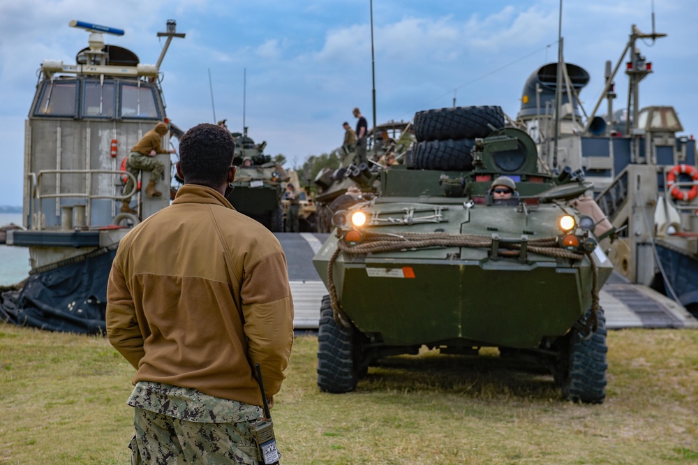 USS Green Bay (LPD 20) Conducts Landing Craft Air Cushion (LCAC) Operations