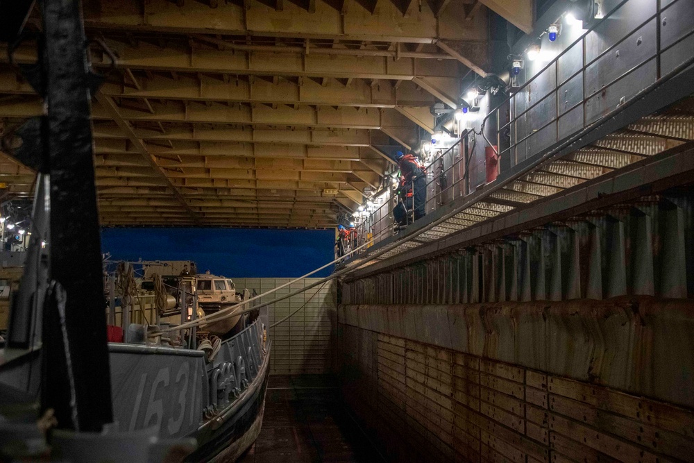 USS Ashland (LSD 48) conducts a night raid exercise