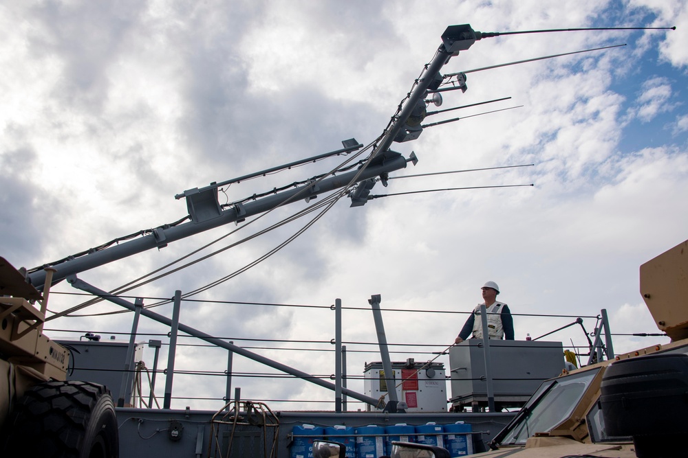 USS Ashland (LSD 48) conducts LCU operations