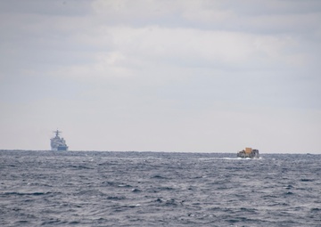 USS Ashland (LSD 48) conducts LCU operations