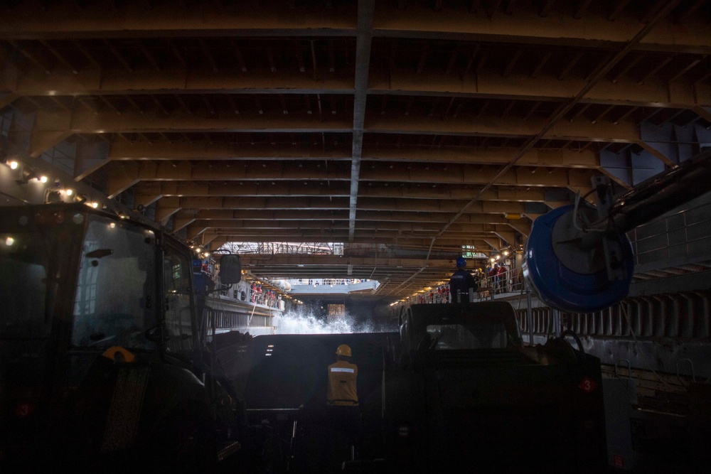 USS Ashland (LSD 48) Landing Craft, utility returns after a night raid exercise.