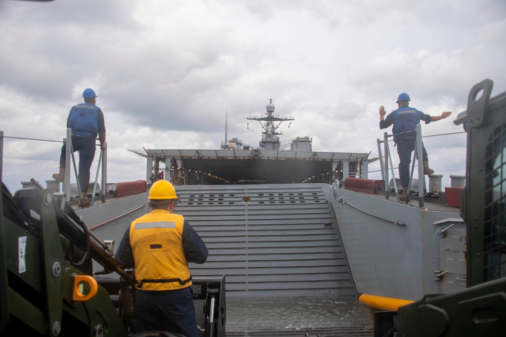 USS Ashland (LSD 48) conducts LCU operations