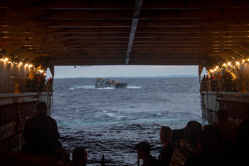 USS Ashland (LSD 48) conducts LCU operations