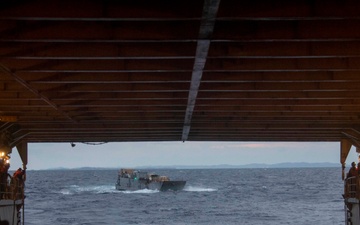 USS Ashland (LSD 48) conducts LCU operations