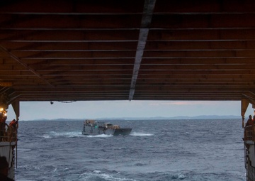 USS Ashland (LSD 48) conducts LCU operations