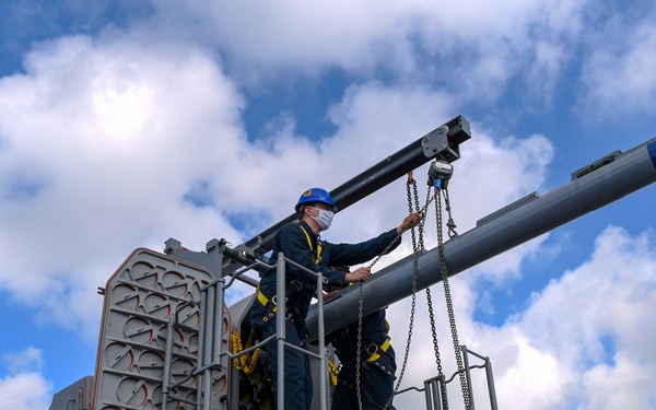 USS Anchorage loads RAM