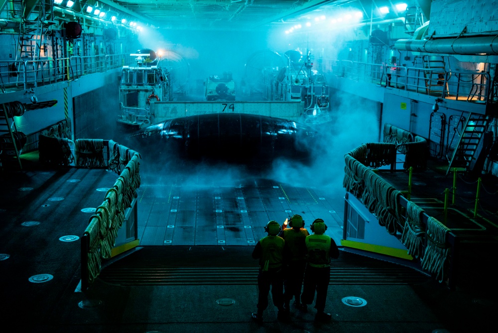 USS Anchorage conducts LCAC Ops