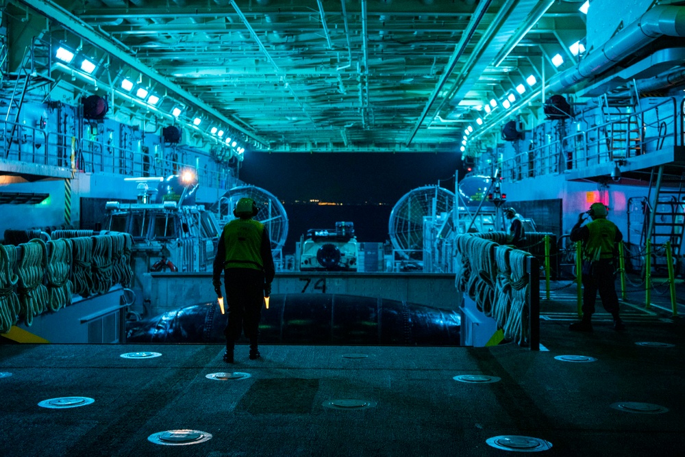 USS Anchorage conducts LCAC Ops