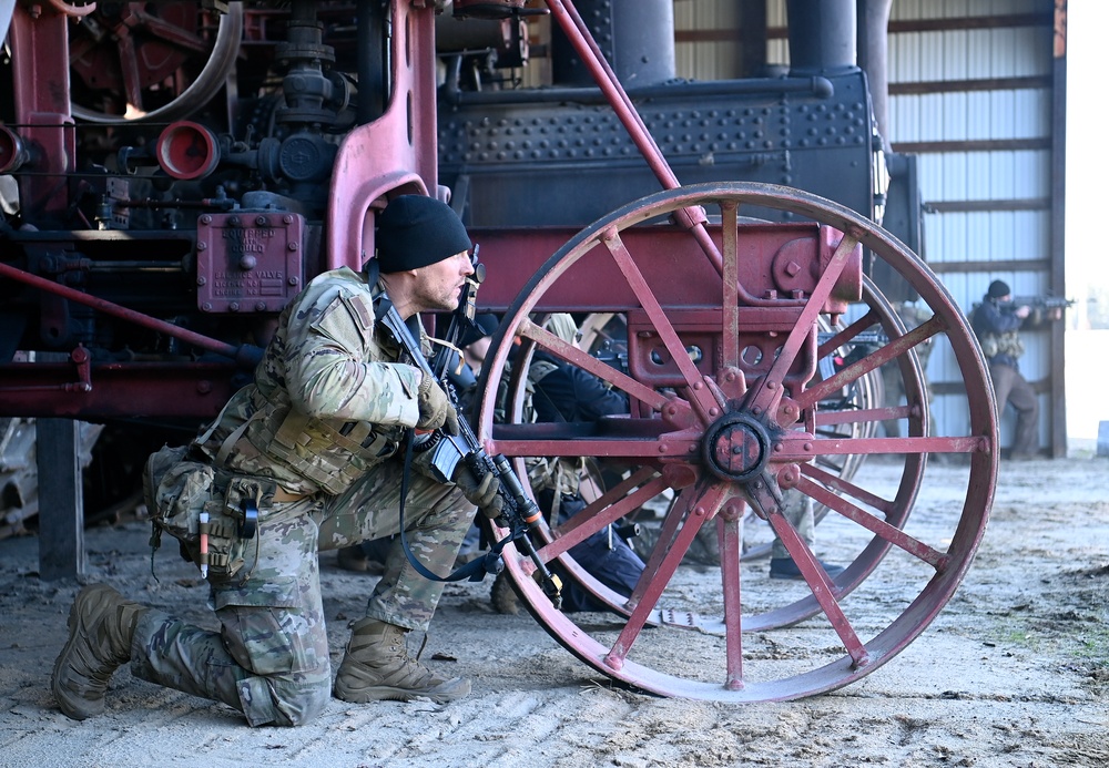 Green Beret Candidates Undergo Robin Sage Exercise