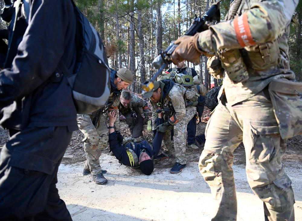 Green Beret Candidates Undergo Robin Sage Exercise