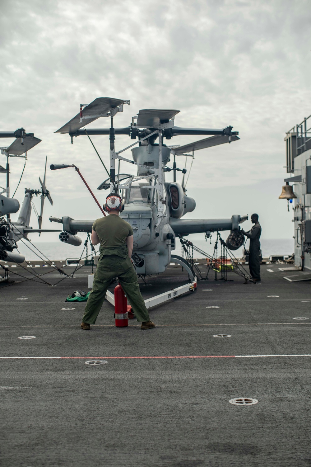 VMM-165 (Reinforced), 11th MEU conducts routine operations checks aboard USS Essex (LHD 2)