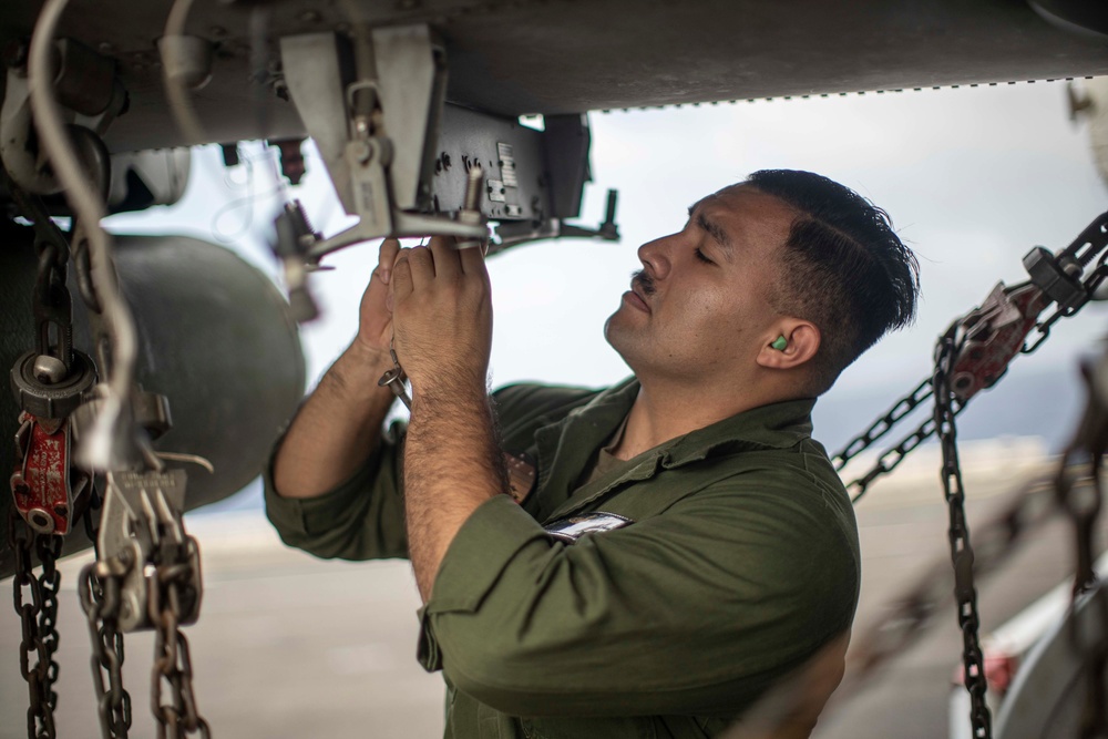 VMM 165 (Reinforced), 11th MEU conducts routine operations checks aboard USS Essex (LHD 2)