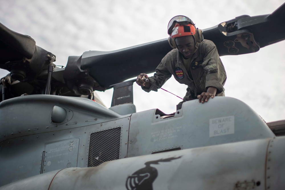 VMM-165 (Reinforced), 11th MEU conducts routine operations checks aboard USS Essex (LHD 2)