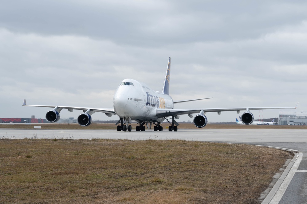 521st AMOW and 435th AGOW offload soldiers and cargo in Poland