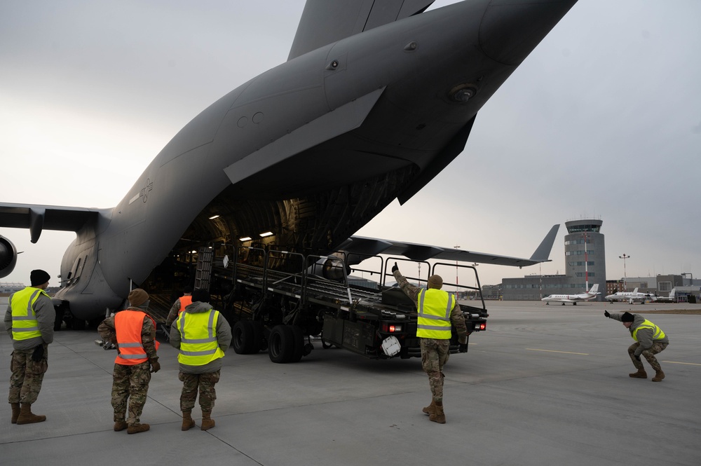 521st AMOW and 435th AGOW offload soldiers and cargo in Poland