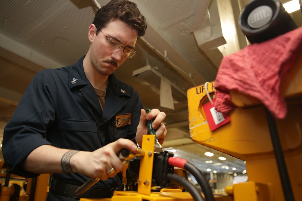 Abraham Lincoln Sailors conduct maintenance