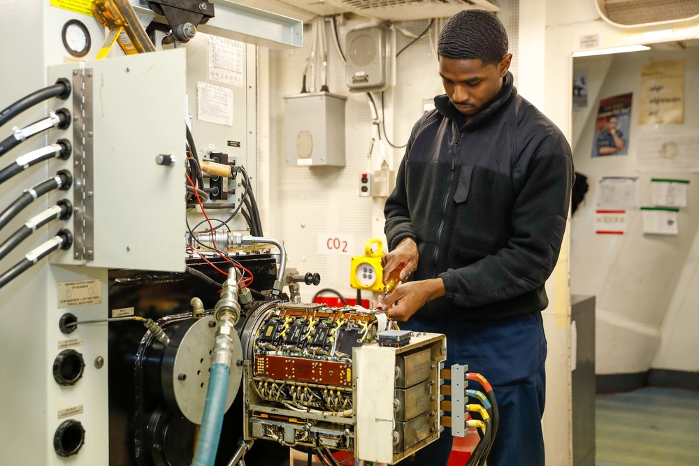 Abraham Lincoln Sailors conduct maintenance