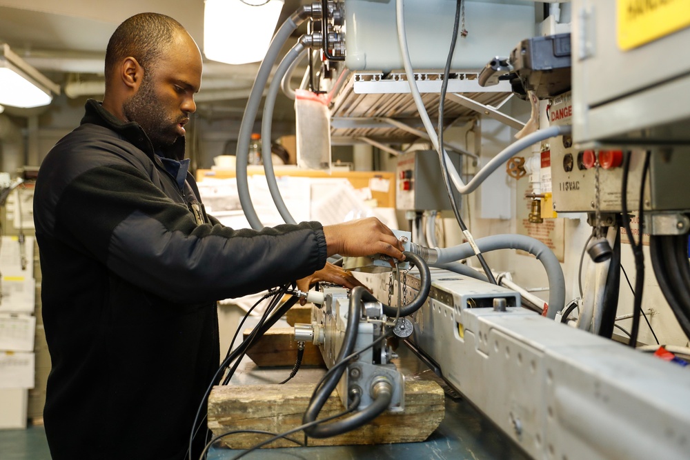 Abraham Lincoln Sailors conduct maintenance