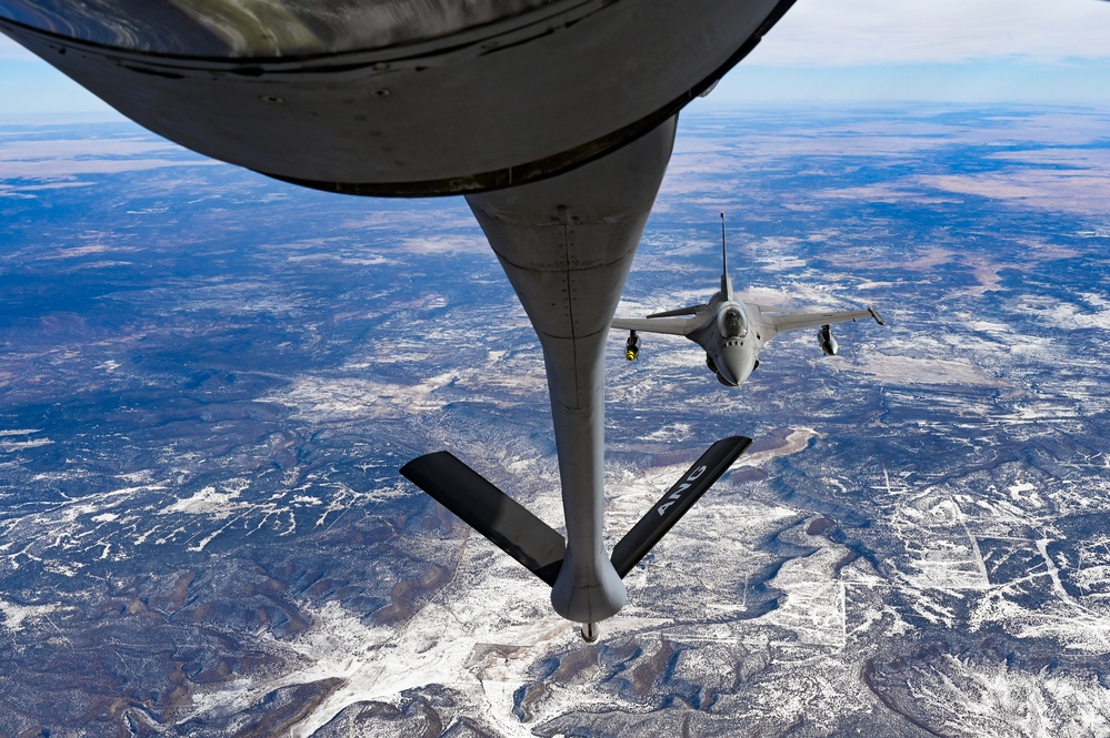 NEANG refuels F-16 Viper Demo Team to Super Bowl LVI