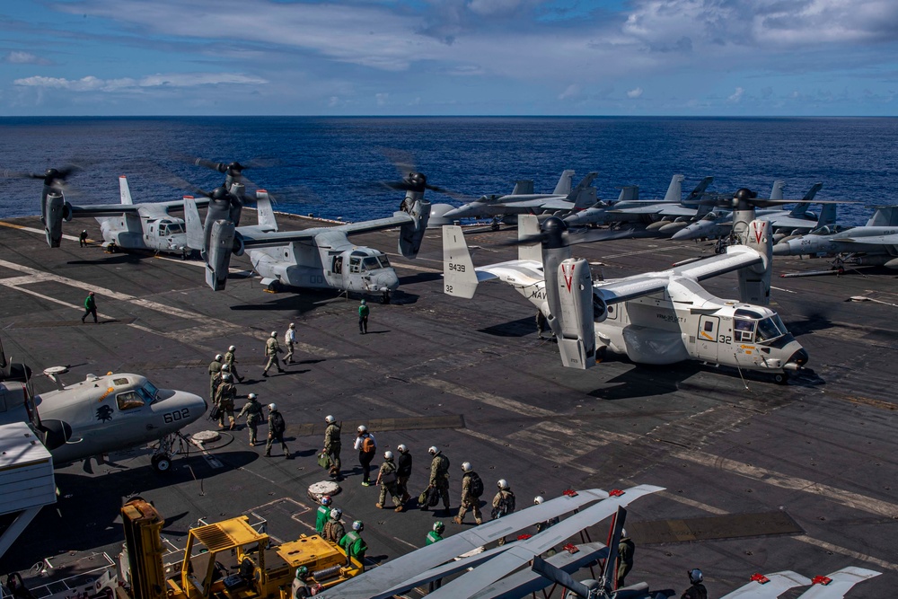 Senior leadership depart USS Carl Vinson (CVN 70)