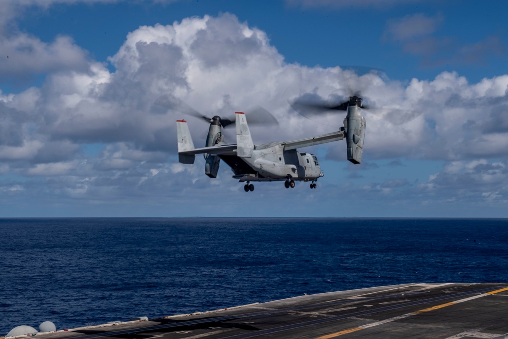 Senior leadership depart USS Carl Vinson (CVN 70)