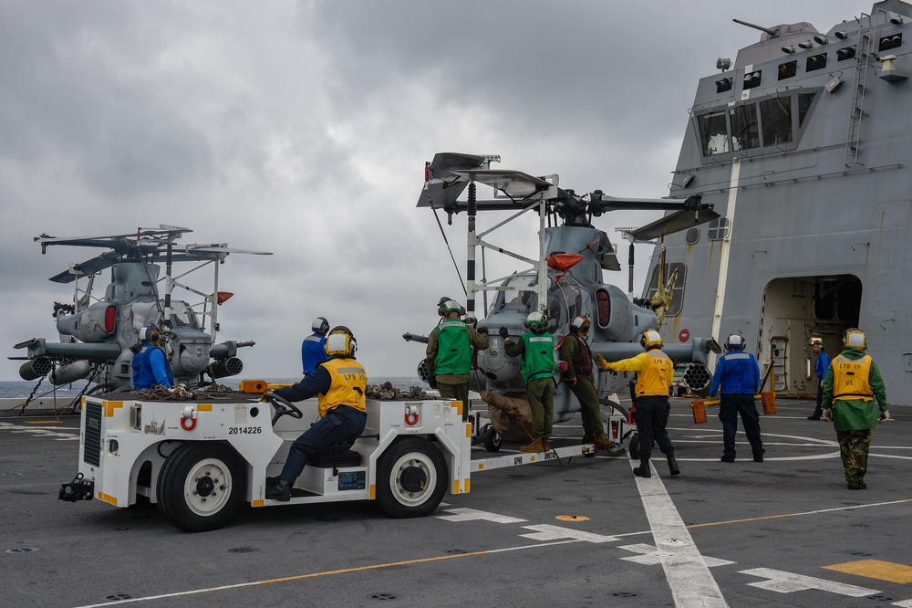 USS Green Bay (LPD 20) Conducts Flight Operations