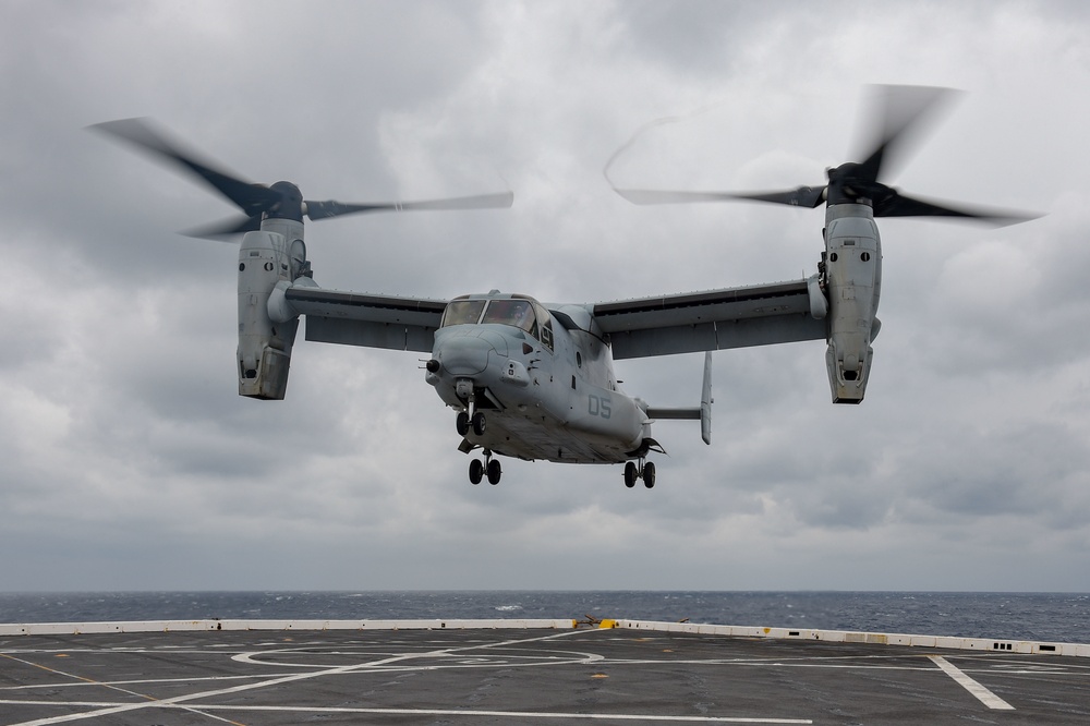 USS Green Bay (LPD 20) Conducts Flight Operations