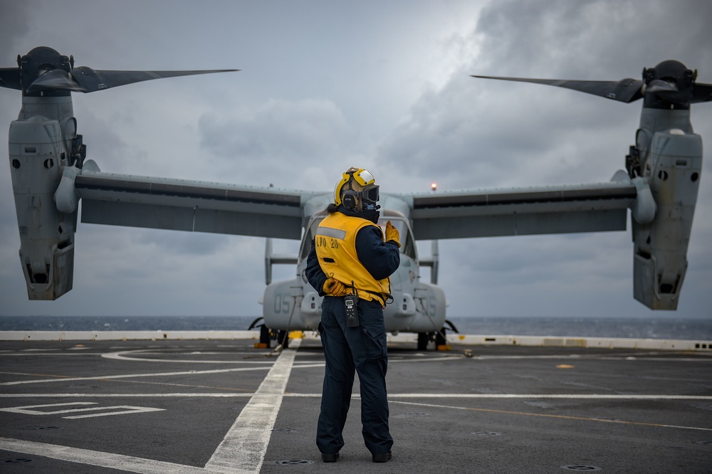 USS Green Bay (LPD 20) Conducts Flight Operations