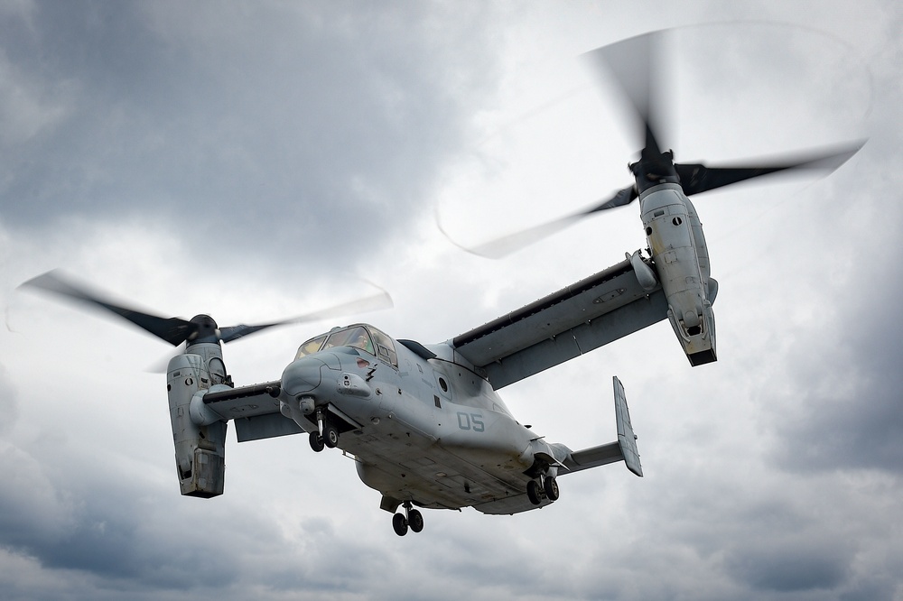 USS Green Bay (LPD 20) Conducts Flight Operations