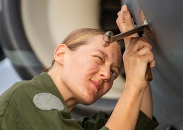 VMA-214, 11th MEU conducts routine corrosion prevention cleaning aboard USS Essex (LHD 2)